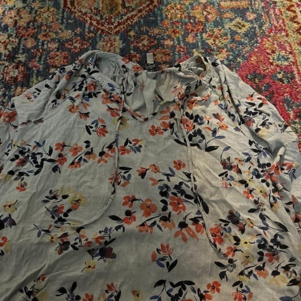 T-shirt very pretty blouse